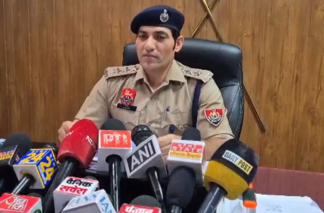 Gurugram-Police-detain-13-suspected-Bangladeshi-nationals-for-illegal-stay-1063x700-1.webp